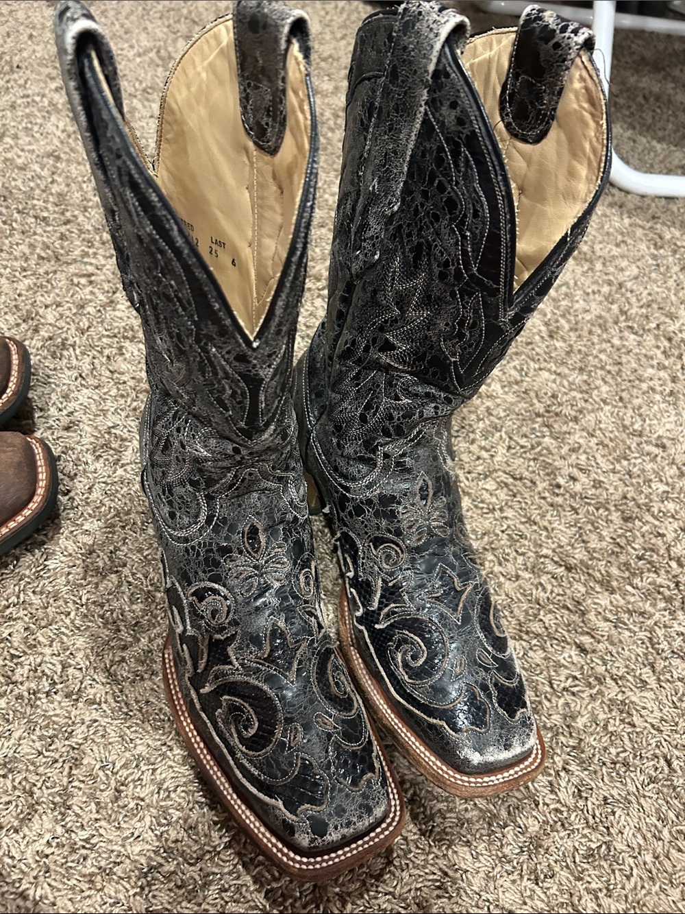 Men’s Corral Black Embroidered Western Lace-Up Boots